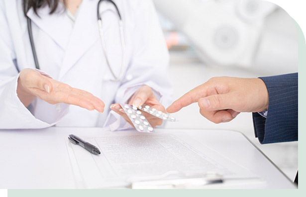 足腰が弱ってきた方に、調剤したお薬をもって訪問し、お薬の説明をします。